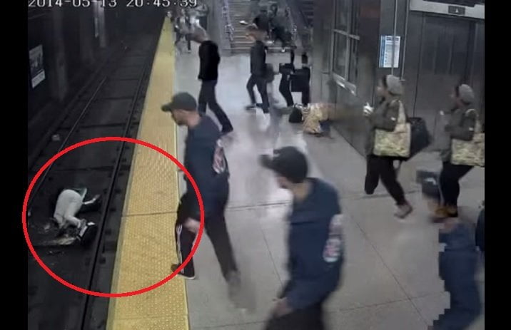 [VIDEO] Impactante: Mujer cae a vías del metro y pasajeros la salvan en segundos