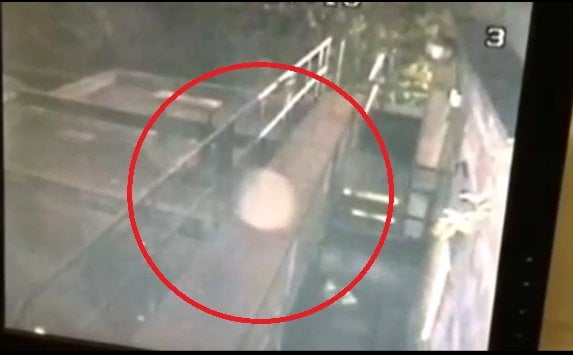 [VIDEO] Extraño ser flotando es captado por cámaras de seguridad de un pub