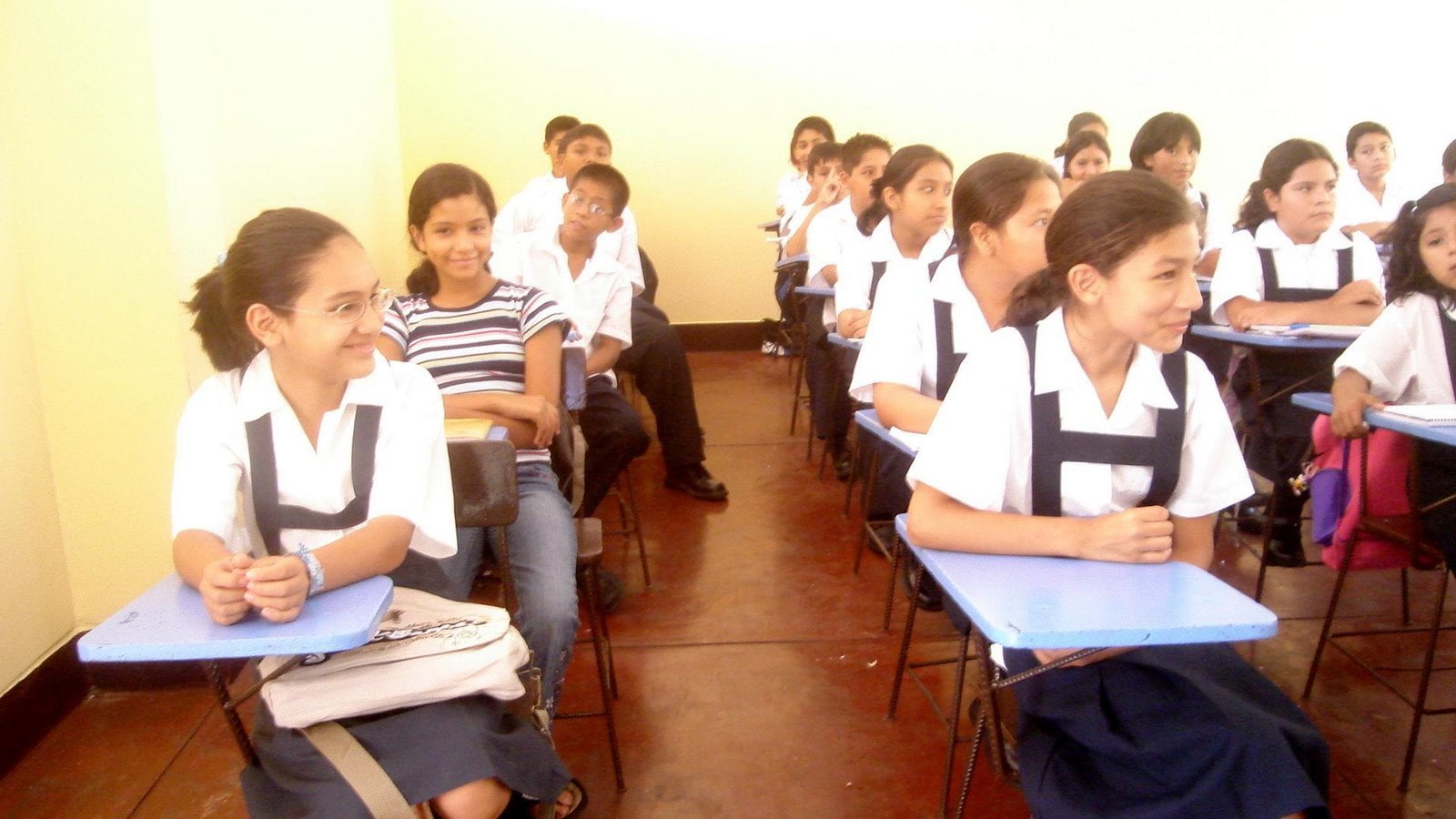 Alumnos de secundaria tendrán más horas de estudio anuncia el gobierno