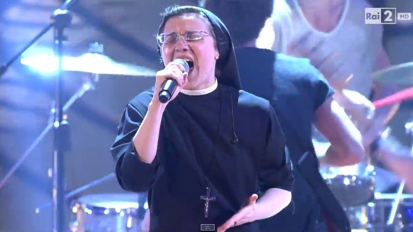 [VIDEO] Sor Cristina canta 'Livin' on a prayer' y espera la final de La Voz Italia