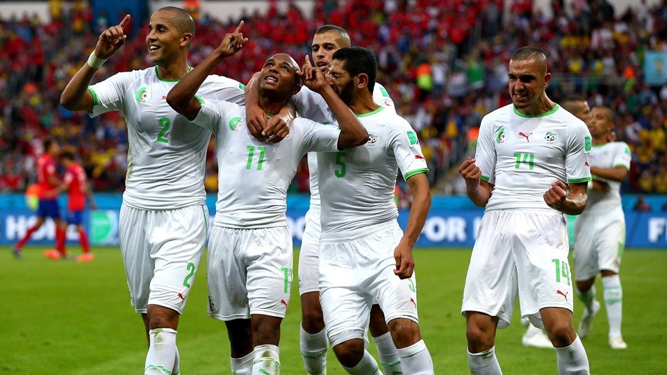 Brahimi celebra con sus compañeros el golazo argelino cuya acción inició Feghouli.