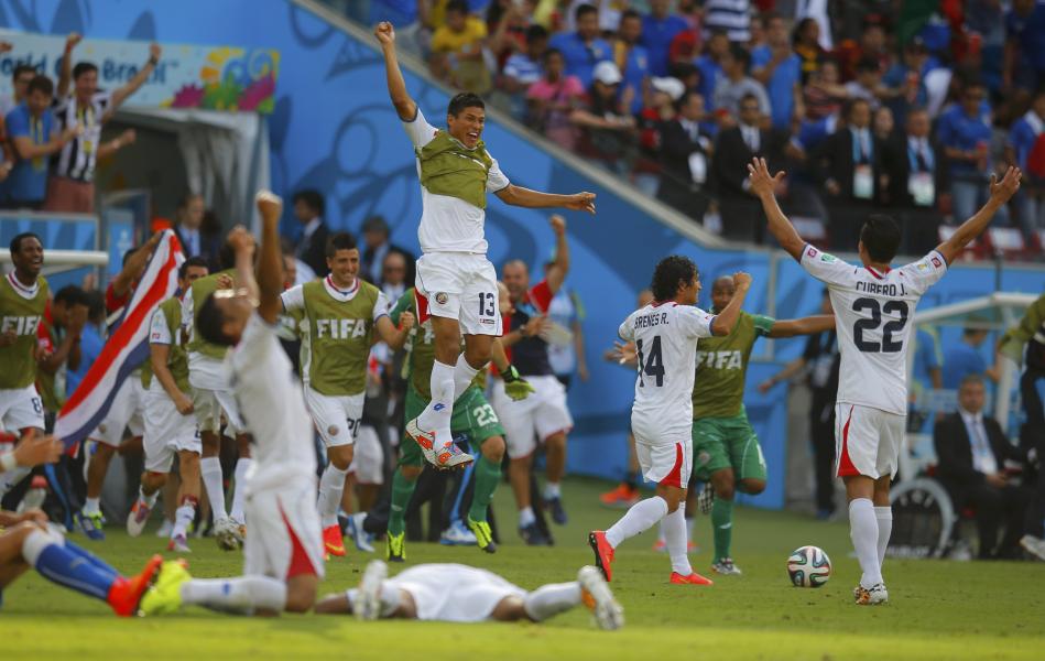 GRAN SORPRESA. La selección de Costa Rica se tumbó a tres gigantes del fútbol mundial. Derrotó a Uruguay e Italia clasificando a octavos de final  y además sacó del mundial indirectamente  a Inglaterra.
