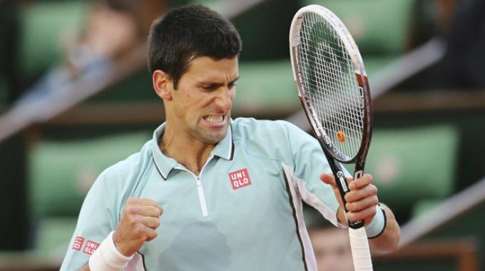 Djokovic celebró su cuarto triunfo en Roland Garros tras apabullar a Tsonga.