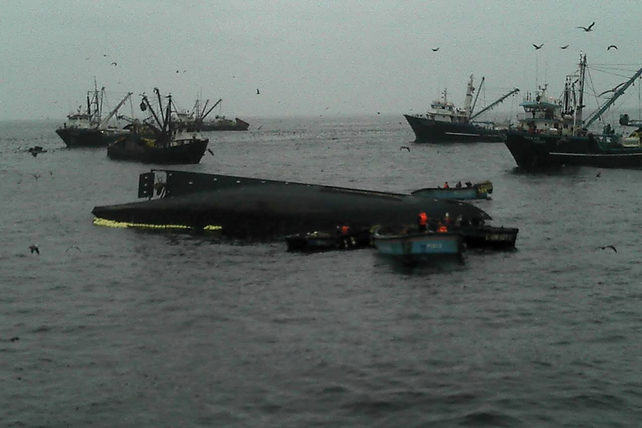 Embarcación Marisoll II volteada en el mar (Foto Cortesía Stephany Mujica)