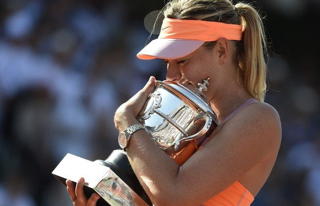 María Sharapova posa orgullosa con su trofeo al conquistar el Grand Slam de Paris.