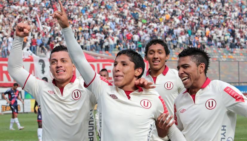 Raúl Ruidíaz celebra con sus compañeros uno de los goles del triunfo crema.