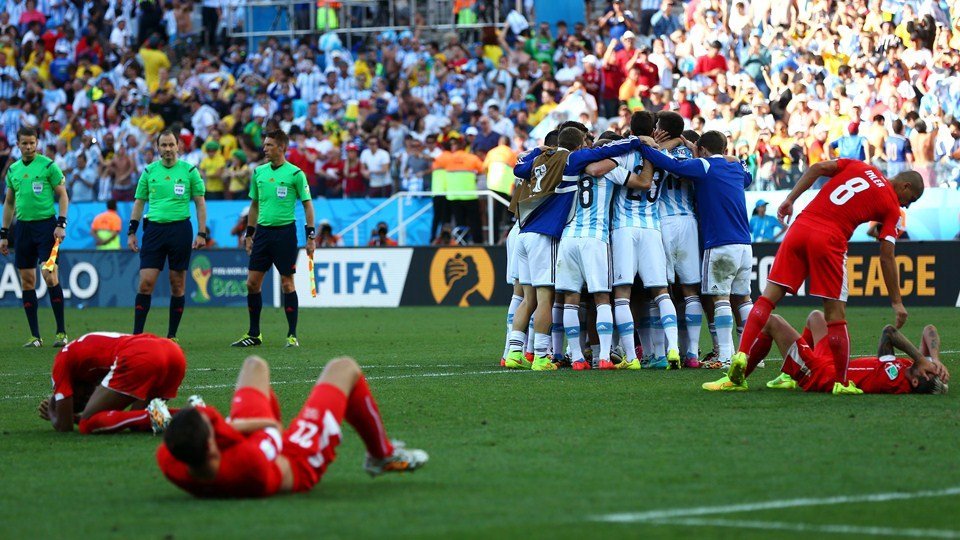 Argentina ganó con angustia y clasificó a cuartos de final gracias a una excelente acción de Messi que derivó en el gol de Di María.