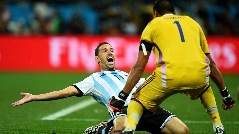 Maxi Rodríguez ya hizo el gol del triunfo y celebra  con Romero (atajó dos penales) el pase de Argentina a la final de Brasil 2014.