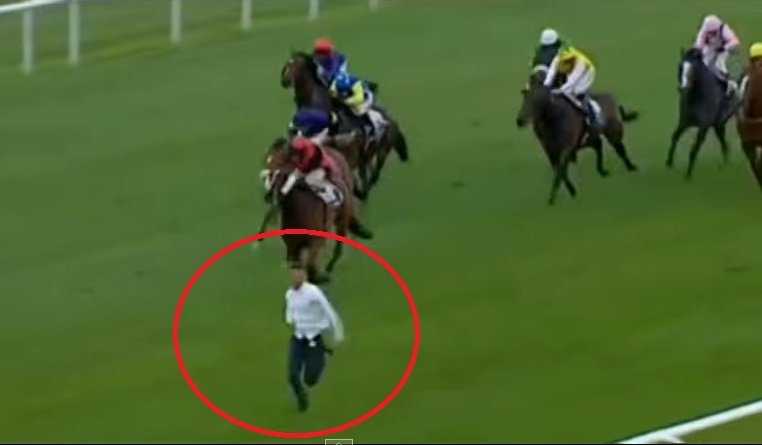 [VIDEO] De locura: Hombre se mete en carrera de caballos y compite