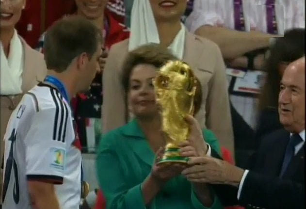 [VIDEO ATV - Tu TV] El 'bamboleo' de la Copa del Mundo entre Blatter y Dilma