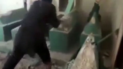 [VIDEO] Tumba sagrada del profeta Jonás destruida a mazazos por terroristas yihadistas