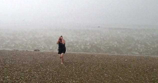 [VIDEO] Impactante: Bañistas sorprendidos por lluvia de nieve y granizo