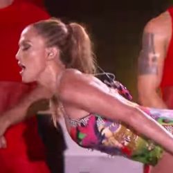 [VIDEO] Jennifer Lopez sacude su cuerpo y causa revuelo en iHeart Radio