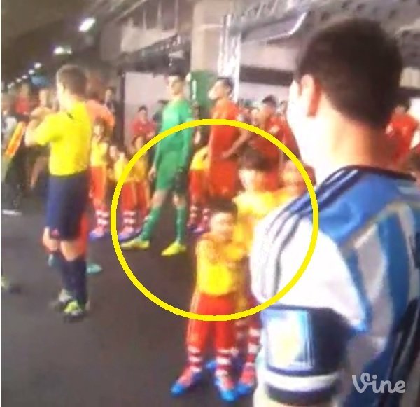 [VIDEO] ¿Otra vez Lionel Messi le negó el saludo a un niño?