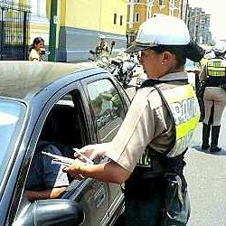Mujer policía fue arrastrada por imprudente chofer que evitó intervención