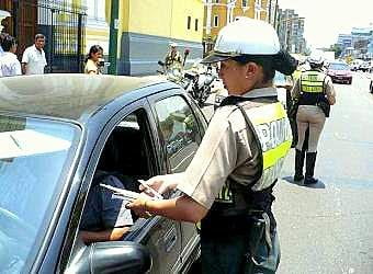 Mujer policía fue arrastrada por imprudente chofer por evitar intervención