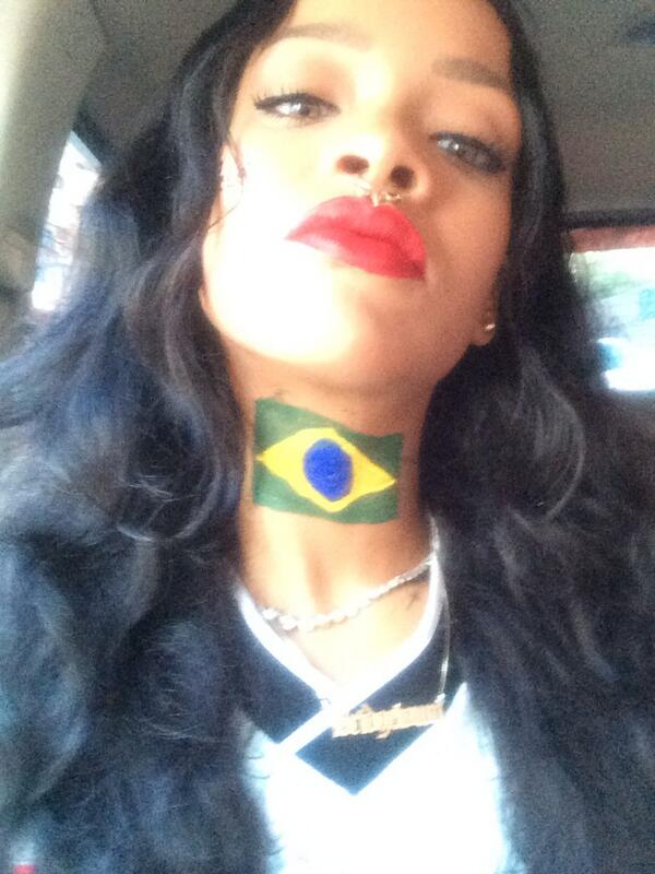 [FOTOS Twitter] Rihanna se pintó la bandera de Brasil en el cuello y espera la final