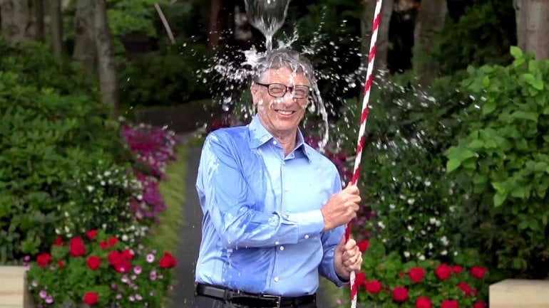 [VIDEO] Bill Gates se bañó con agua helada tras desafío de Zuckerberg