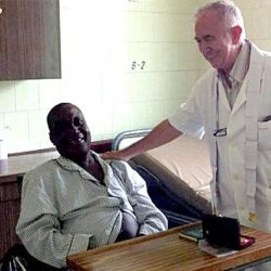 Muere de ébola sacerdote español Miguel Pajares y cadáver será incinerado sin autopsia