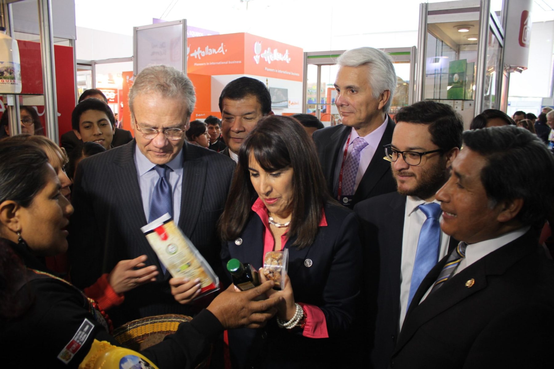 La ministra de Comercio Exterior y Turismo, Magali Silva, recorrió las instalaciones donde se desarrolla la Feria Expoalimentaria.