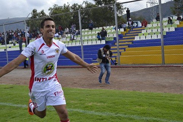 Carlos Orejuela marcó dos goles para la victoria de Inti Gas sobre San Simón.