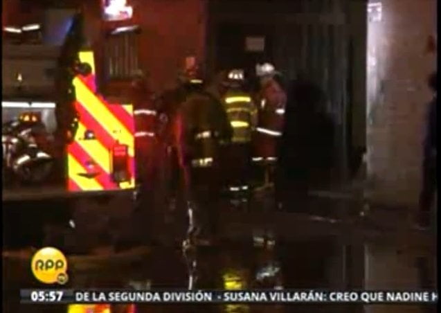 Incendio consumió fábrica de papel higiénico en San Juan de Lurigancho