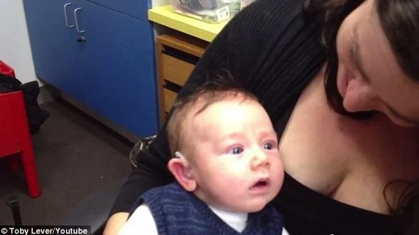 Emotivo: La alegría de un bebé sordo que escucha por primera vez a su madre