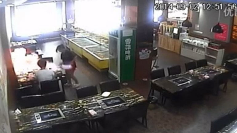 [FOTOS] Horror: Prenden fuego a mujer que degustaba en restaurant de China