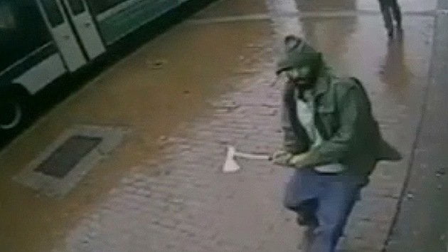 [VIDEO] Impactante: Hombre ataca con hacha a policías en Nueva York