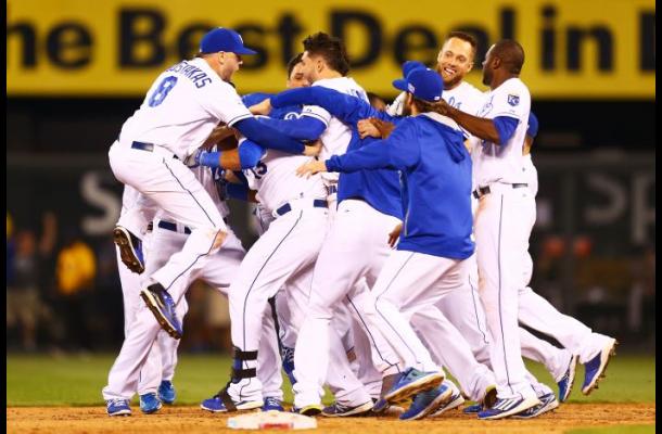 Los Reales de Kansas City ganaron un épico partido a los Atléticos de Oakland y disputarán la Serie Divisional de la Liga Americana.