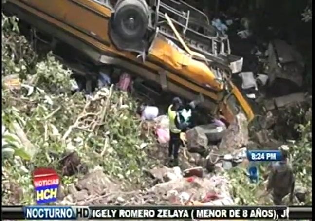 [VIDEO] Tragedia: 14 personas murieron por accidente de bus en Honduras