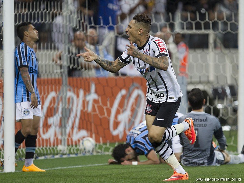 Paolo Guerrero le dio el triunfo al Corinthians sobre Gremio.