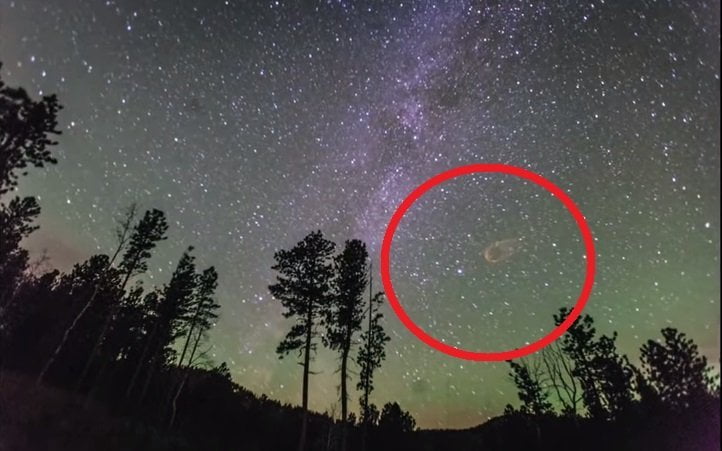 [VIDEO] Impactante: Fotografiaba estrellas y captó estallido de extraño objeto