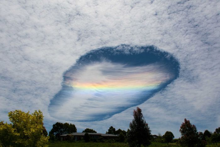 [FOTOS] Impresionante arcoiris flota dentro de una burbuja de nubes
