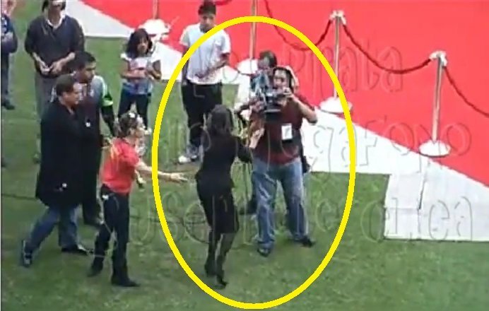 [VIDEO] Florinda Meza pierde los papeles y casi golpea camarógrafo