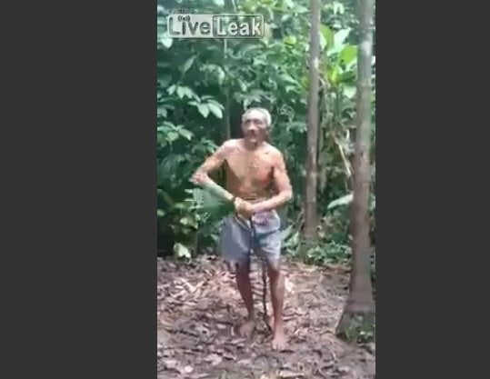 [VIDEO] Tarzán se reencarnó en este anciano que salta y trepa habilmente