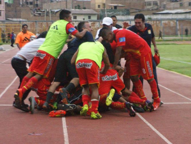 Los huancaínos celebran su permanencia en la primera división del fútbol peruano.