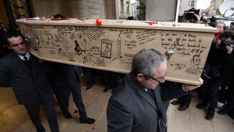 Emotivo funeral de uno de los caricaturistas de Charlie Hebdo