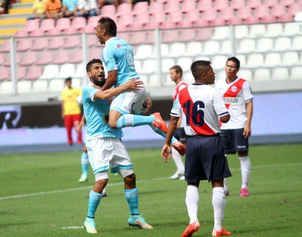 El argentino César Pereyra (9) marcó un hat-trick en la goleada de Cristal sobre Municipal.