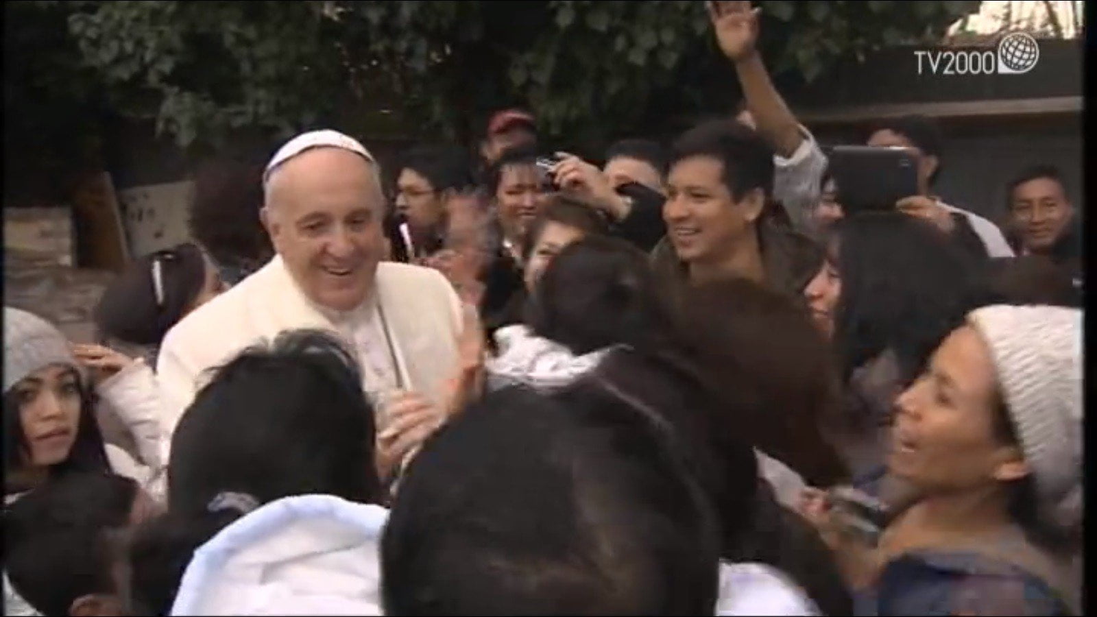 Papa Francisco visitó un barrio pobre de sudamericanos en Roma