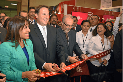 Preciso momento en que Magali Silva (ministra de Comercio Exterior y Turismo) y Juan Carlos Varela (presidente de Panamá) cortan la cinta inaugurando el Pabellón Peruano de la Feria panameña Expocomer 2015.