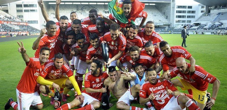 Benfica celebró por segunda temporada consecutivo el campeonato de fútbol portugués.