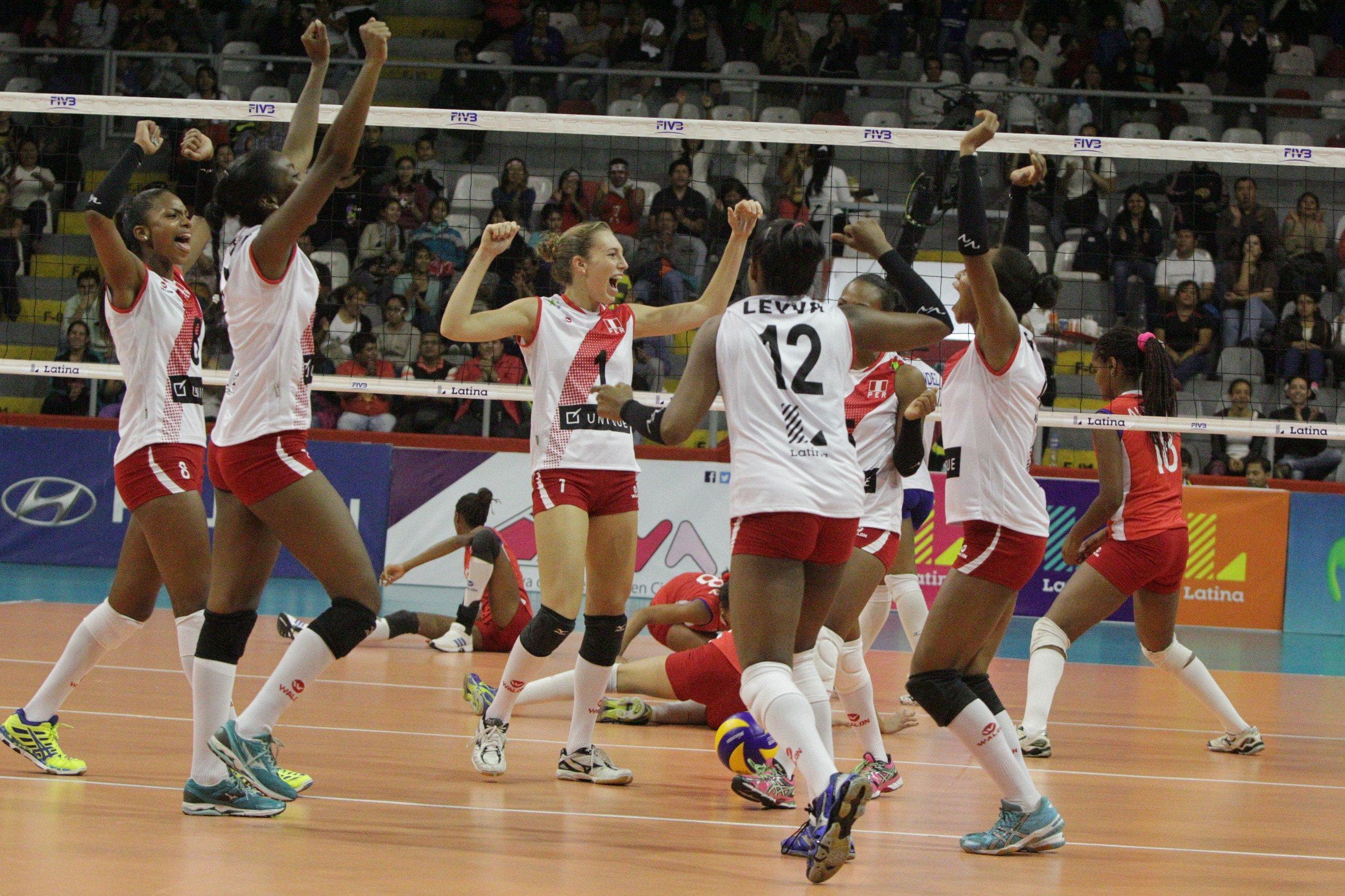 Las muchachas juveniles de Perú celebraron su primer triunfo en la Copa Latina.