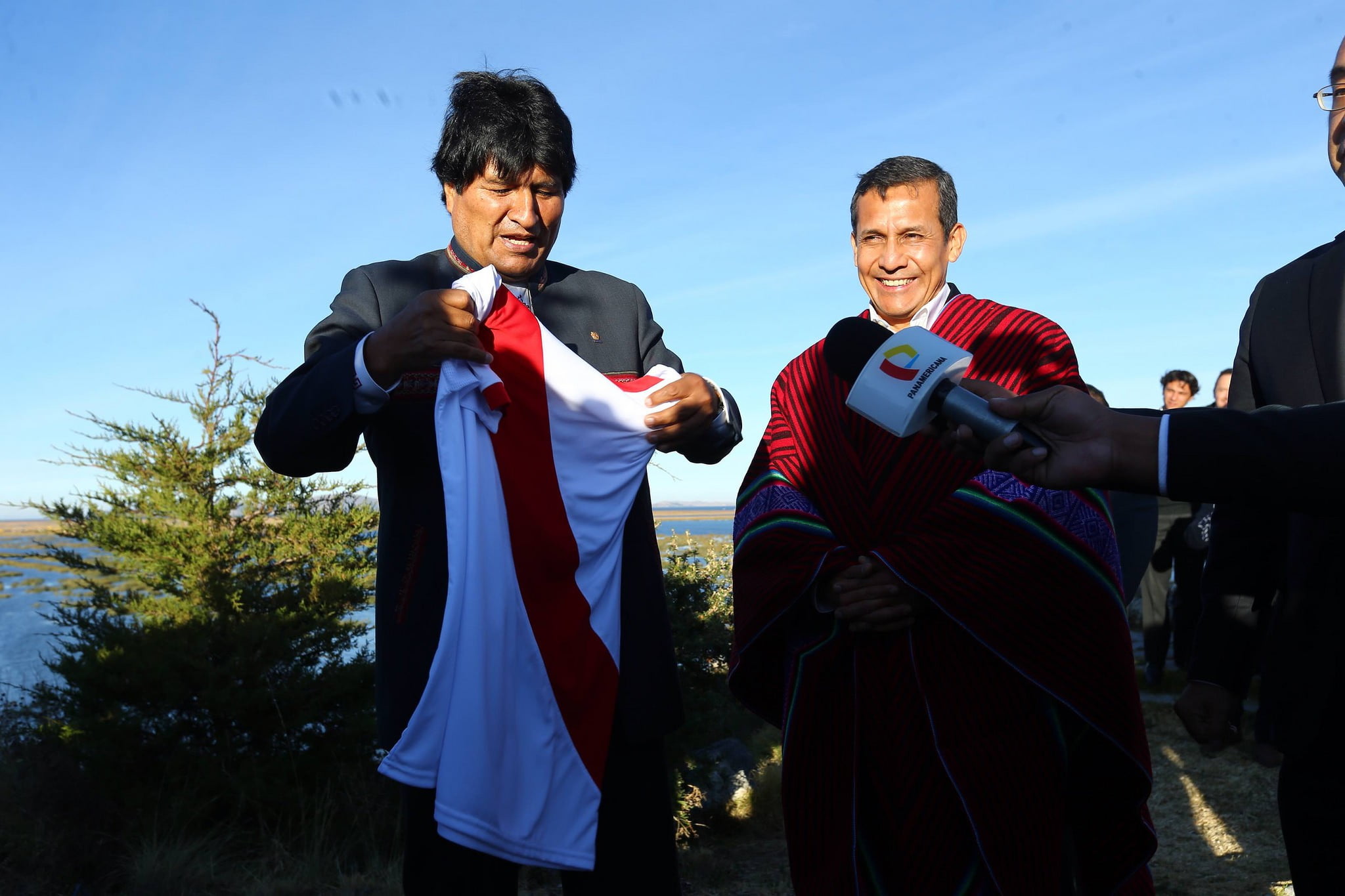 Evo Morales se pone la camiseta peruana ad portas del Perú vs Bolivia