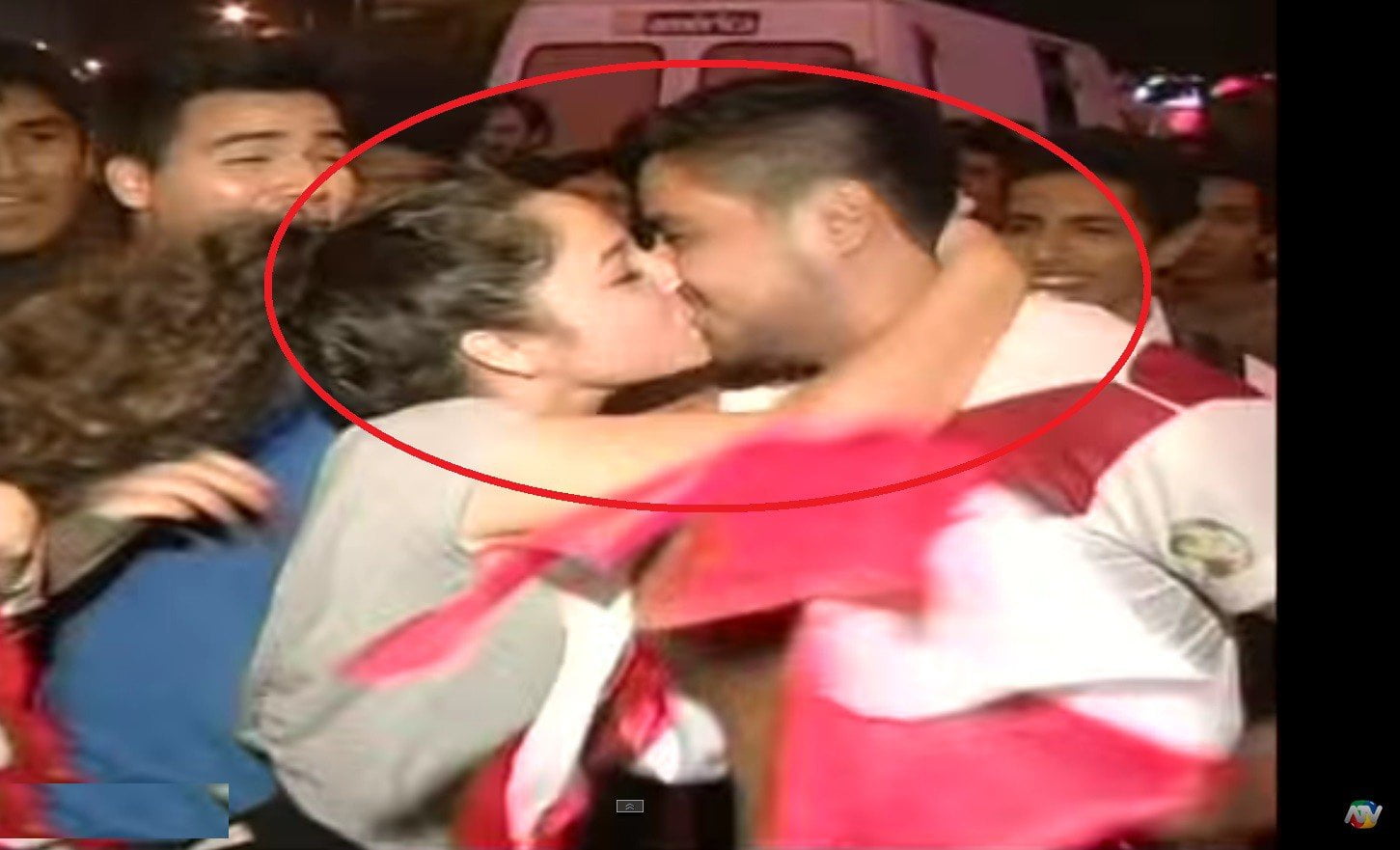 Besa a reportero de TV emocionada tras triunfo de Perú [VIDEO]