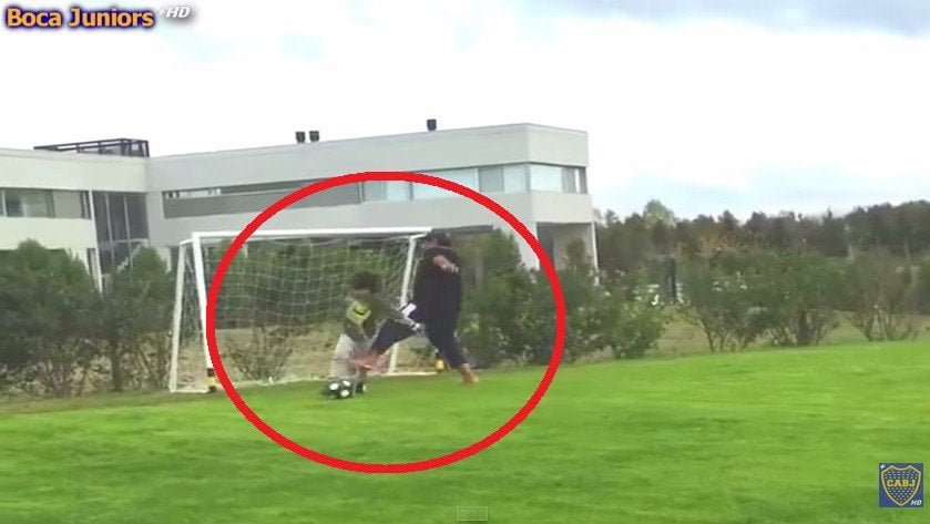 Maradona le metió patada a su nieto Benjamín en la cancha [VIDEO]