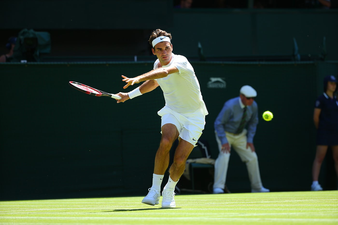 Roger Federer impuso su favoritismo sobre el bosnio Dzumhur.