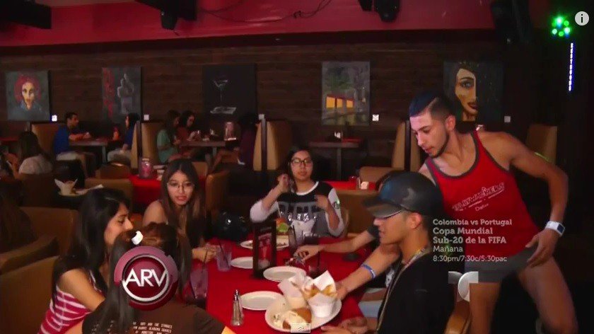 Texas: Meseros con poca ropa atraen a chicas en restaurant [VIDEO]