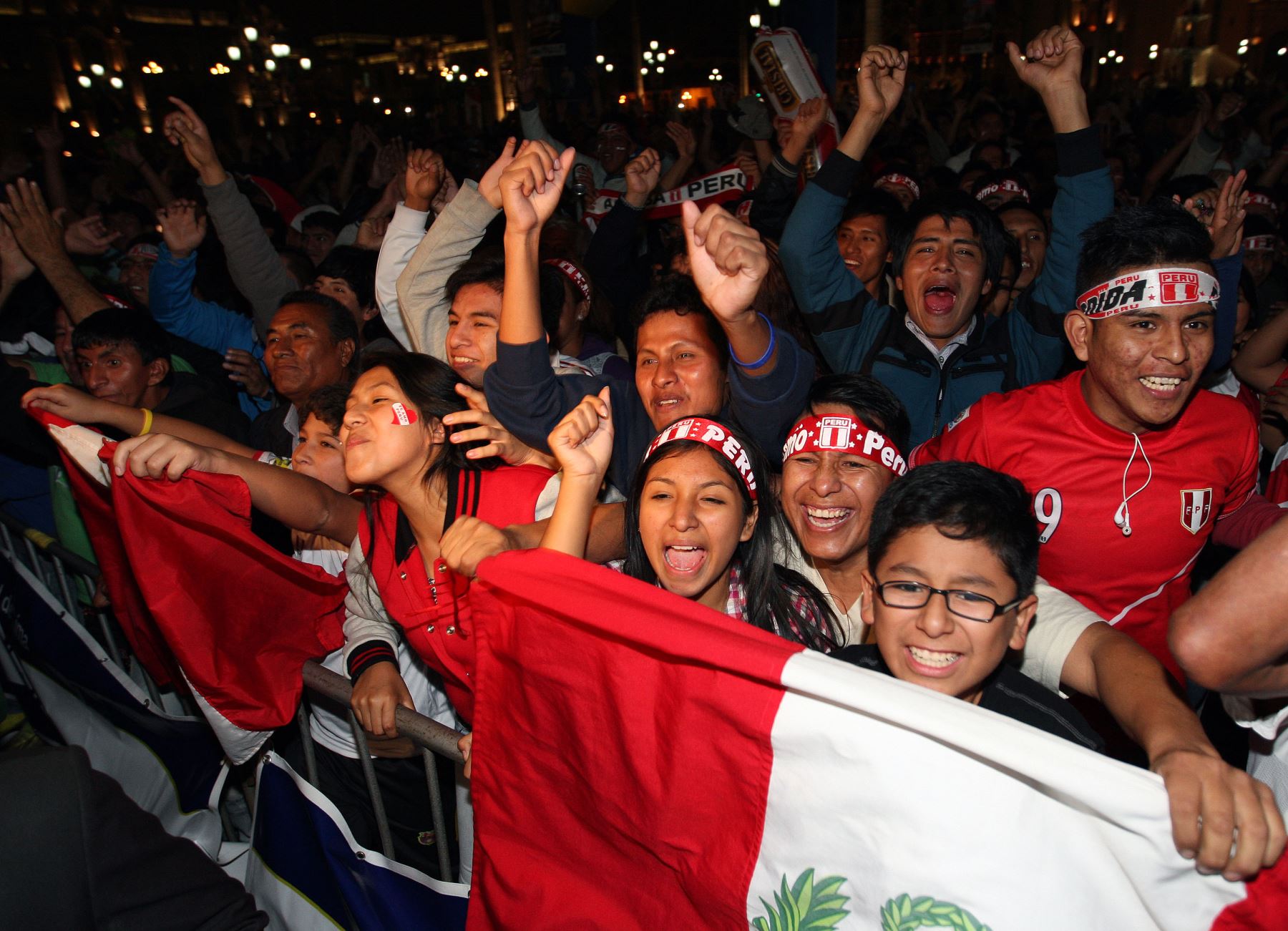 Peruanos celebran con euforia pase a semifinales de la Copa América