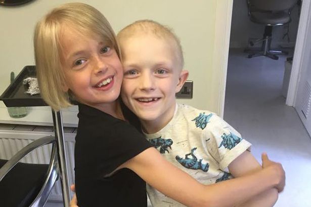 Niña de 9 años le regaló su cabello a un amigo con cáncer